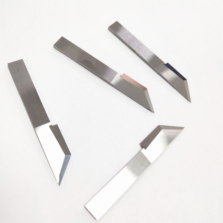 Tungsten carbide cutter blade for leathe
